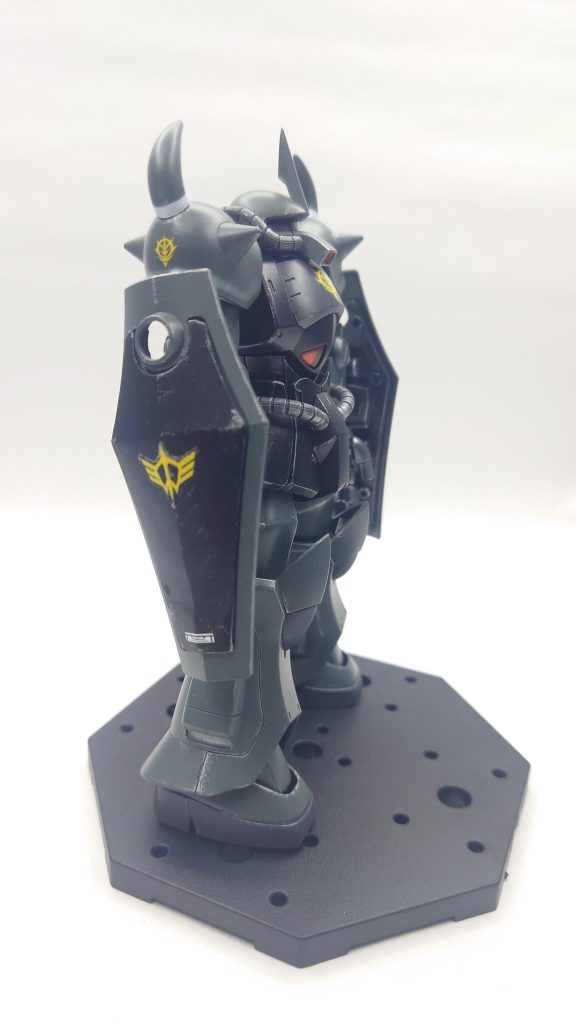 このキット、盾の枠？外側？が余ります。事情はよく分からんけれど。なのでD③(黒く塗っている内側の)パーツを複製すれば盾2枚持ちに出来るという…。少し歪(いびつ)になってしまいましたが、素人にしてはよくやった方かと。