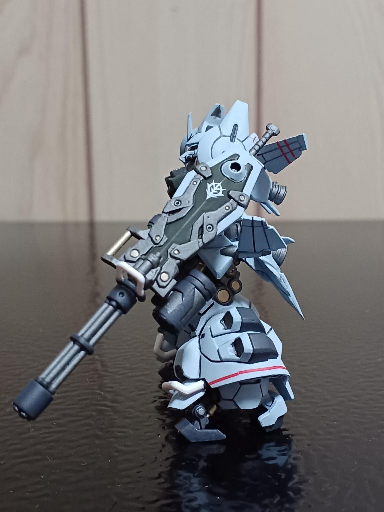 左サイドから。ガトリングシールドが堪らん！！全長と同じ位のボリューム。ロマンですねぇ(gundam-kao3)