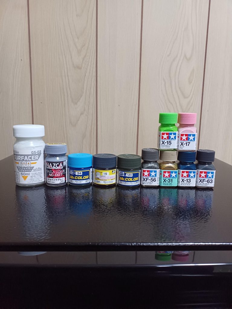 塗料です(gundam-kao6)メインカラーは左3つを調色しました。