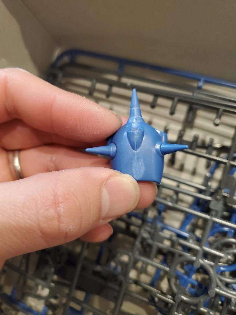 塗料の空き瓶に流し込み用の接着剤を入れ、ランナーパテを作って盛ってみたが…今度は溶かすべきランナーが足りなかったのか、薄かった…塗装するんなら平滑に出来てりゃ別にいいんやけど…もう本当に成型色仕上げの合わせ目消し嫌いやわ。ヤフオクでもケンプファーの肩周りだけ探したけど、なかなか出てなかった。やり直したい気持ちもあるけど、とりあえずこのまま仕上げて行ってみて、ウォッシングやウェザリングまで行ってみようと思う。