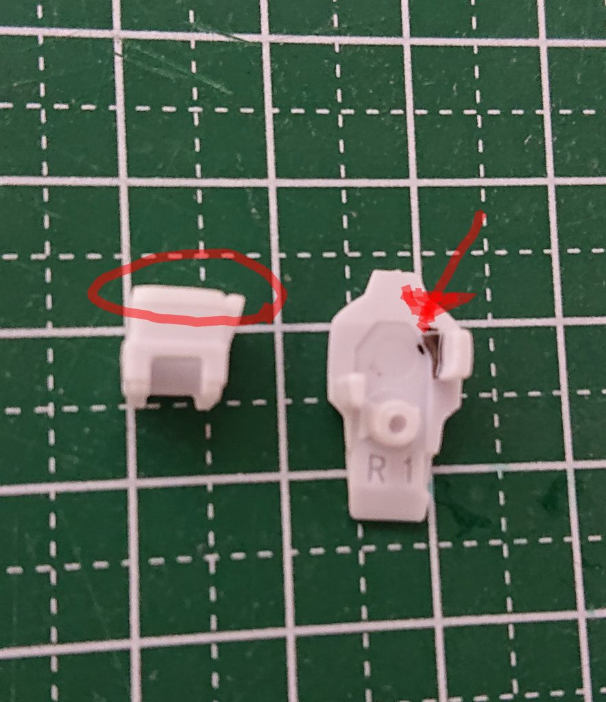 二の腕パーツの上部を1mm厚のプラ板で延長。黒い部分は延長したフレームと緩衝しないよう切削。