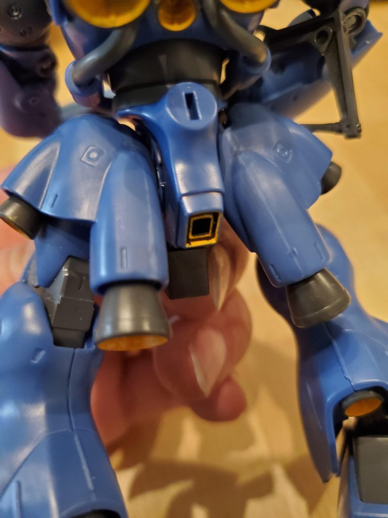 そういえばリアバーニアの合わせ目。ここも手で触ると全然段差ないけど、ランナーパテの色味の違いで結構目立つ。今回の教訓は、ランナーパテを作るならば切り離すランナーの割合が少なすぎたんだろうなって言うところ。平滑には出来ているため流し込みでムニュれなかった場合、盛る役割としてはしっかりと役割果たしてる分、余ったランナーと流し込み接着剤で作れるのは非常にいい。もう１つミスったのは、筆を使って塗り込んでしまったために使った筆が2本程死んだ。アイスの棒とか、それに類するヘラ的なものはいくらでもあったのにあえて筆で行ってしまったのはもう少し考えなければいけなかったなと反省。次に何か作る機会があって、合わせ目消しが必要な時はもうちょっとリカバリーが出来そうな気がする。ワンチャンもう一個ケンプファー買ってきて作るか??ってのも思ったけど、それはまぁ近くの店にまだ在庫があれば考えようと思う。