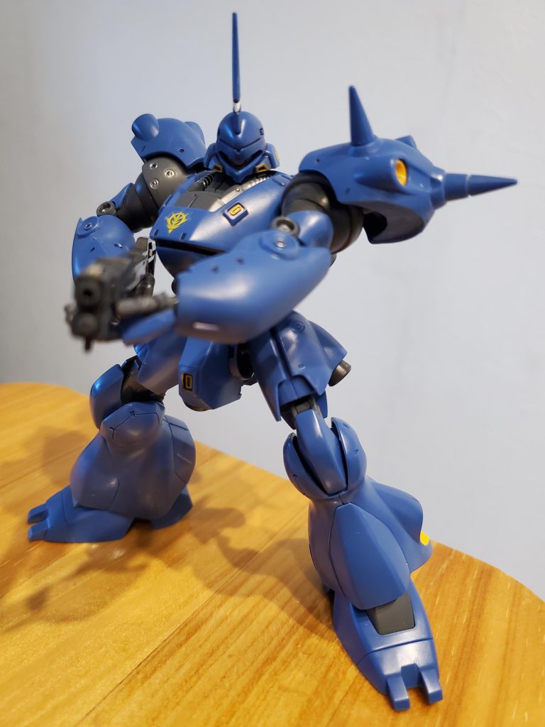 腰周りに余計な装甲が着いてないから股関節の可動域に余裕があってポージングも無理なく出来る。スネ周りは上手に隠す様設計されてるだけに、設計の段階で肩とリアバーニアの所の合わせ目どうにかならんかった??まだまだ未熟者ってのは重々承知の上やけども…このままコーティング・ウォッシング・スミイレで終わってもいいけど結構合わせ目失敗してるし、別売デカールでモリモリにしてもいいかなって思う反面…シンプルさが売りのケンプファーの良いところを削いでしまうのではないかと思ってしまう。１つミスると結構どうでもよくなりがちなのに、好きな形状のMSであるが故に迷うという葛藤。どうしようかな～…