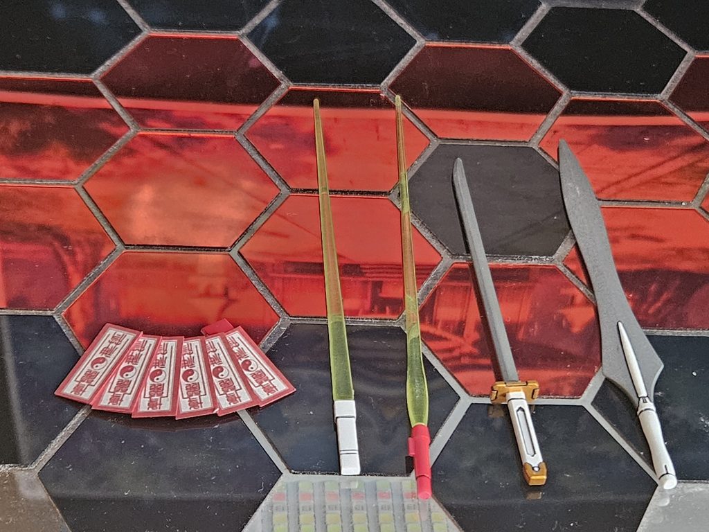 札(ファンネル)以外は接近戦用武器多め。