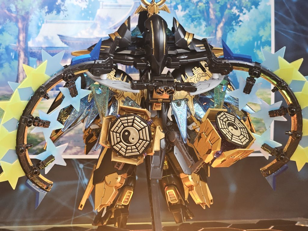 リア ベギルベウ・トルシュのバックパックを使用し、ノンキネティックポッドの代わりに魔法道具をアームで接続。バックパック内部にビームサーベルが収納されている。