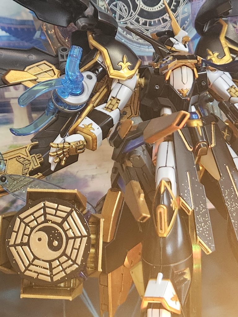 スカート部分のガンビットは射出用に可動可。マントにはレジン封入パーツのグリッターという粉を缶スプレー吹きかけた直後にパラパラと散らしてみました。上からトップコートで接着。表面若干ゴツゴツしますが、夜空の星々をイメージさせる表現方法としてはアリかなと思います。