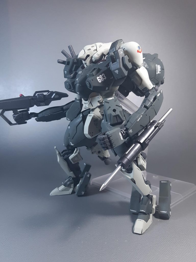 メッサーの頭部を見て、フェロンに似てるなーって思い、作成しました。上半身はメッサー、下半身はパワードールの装甲歩兵、腕は30MMのガルドノヴァから取ってきました。