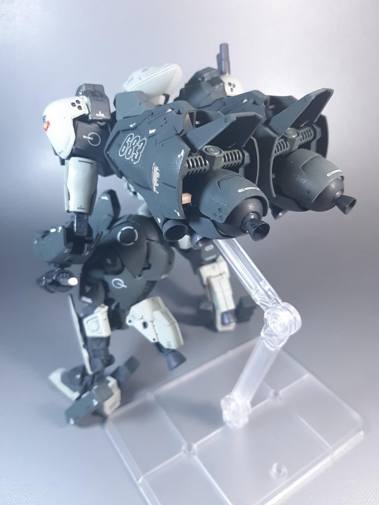 トップヘビーな構造なので、自立できません。