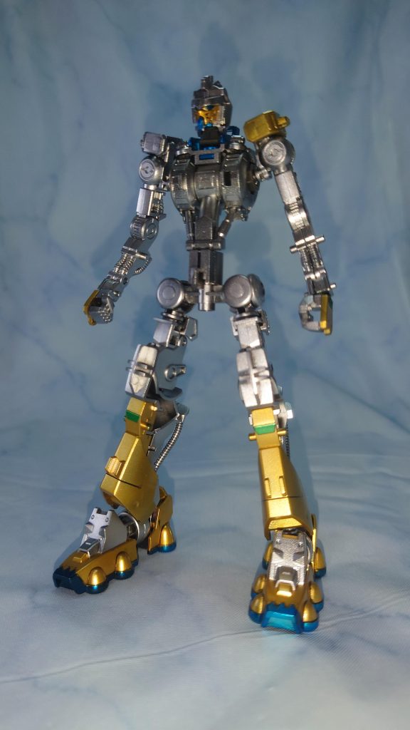 IBO恒例のフレーム状態左肩だけ色違うのは完全な失敗です。トップコートまで吹いていざ組み立てだ！って組み立ててたらパーツが足りなくて探していたらサコン側にいました・・・金色に光ってる状態で気力が一気に削がれたのでもうこのままでいいやと投げやりでした