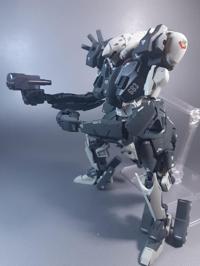 アニメパートで秘密工場に突入した時のショートマシンガン装備。このゲーム、劇中のアニメパートがめっちゃくちゃかっこいいんですよね~。