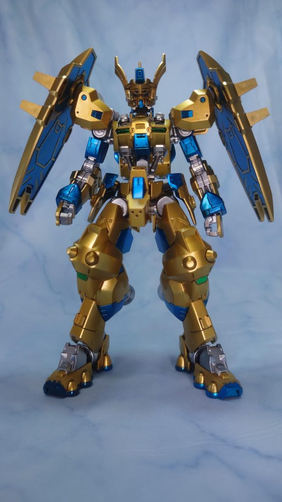 正面。右近という名前を考えた瞬間に右近→鬱金(カレーでおなじみターメリックのこと)と連想した結果のゴールド装甲です