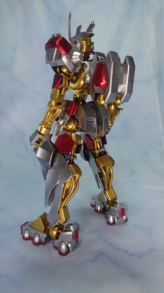 斜め後ろから。肩を塗り分けるか悩みましたが、シルバー一色だと味気ないと思いレッドを追加しました。個人的には色分けして正解だったと思ってます