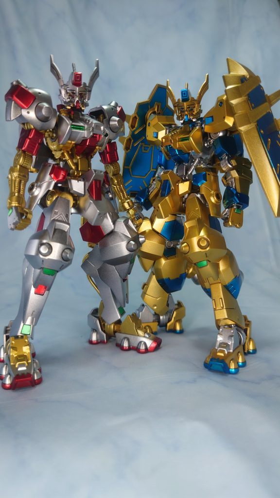 ウコンとサコンの外装装着状態。頭・胸・腰・腿・膝・足は同じパーツですが肩とカラーが違うので思っていたより別機体感が出ているかと