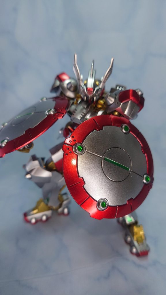 中央のグリーンは塗装ですが4つの〇部分はHIQ PARTSの円形メタリックシール2.0mmを貼り付けてます。さらにレジン液を流してレンズ状にしましたコイツもどっかで見たことある配色だなぁと思い考えました。そして気づきました「これウルトラマンじゃね？」