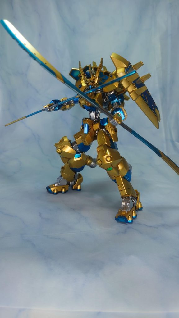 今回のウコンは全身メタリック&キャンディ塗装かつできるだけ使う色を減らすことを目指しました。ただしマスキング箇所はこれまでの作品と大差ないレベルだったので楽ではなかったです。特に肩シールド。色塗っててどっかで見たことある配色だよなぁって思ってたけど、部屋を見渡して気づきました「これフェネクスだ」って