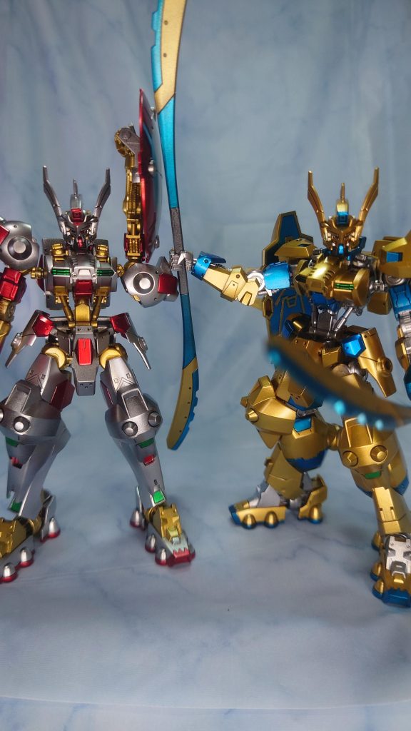 戦闘前に武器を打ち合わせるパートナー的サービスショット