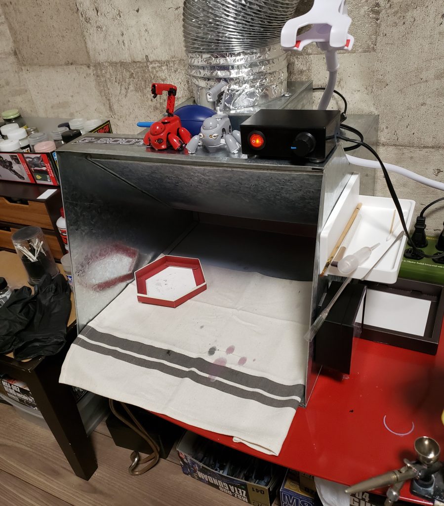 昔から使ってた塗装ブースが調子悪くなってきた気がしたので色々ネットを探してたんですが、欲しいのはだいたい次の製造待ち。X(旧Twitter)で検索してみたら見つけたのがこちらのG-BOOTH。長野県のダクト屋さんが作ってるとのことで信頼できそうですし、スペックもかなり高かったので迷わず購入。結果さいこーでした。