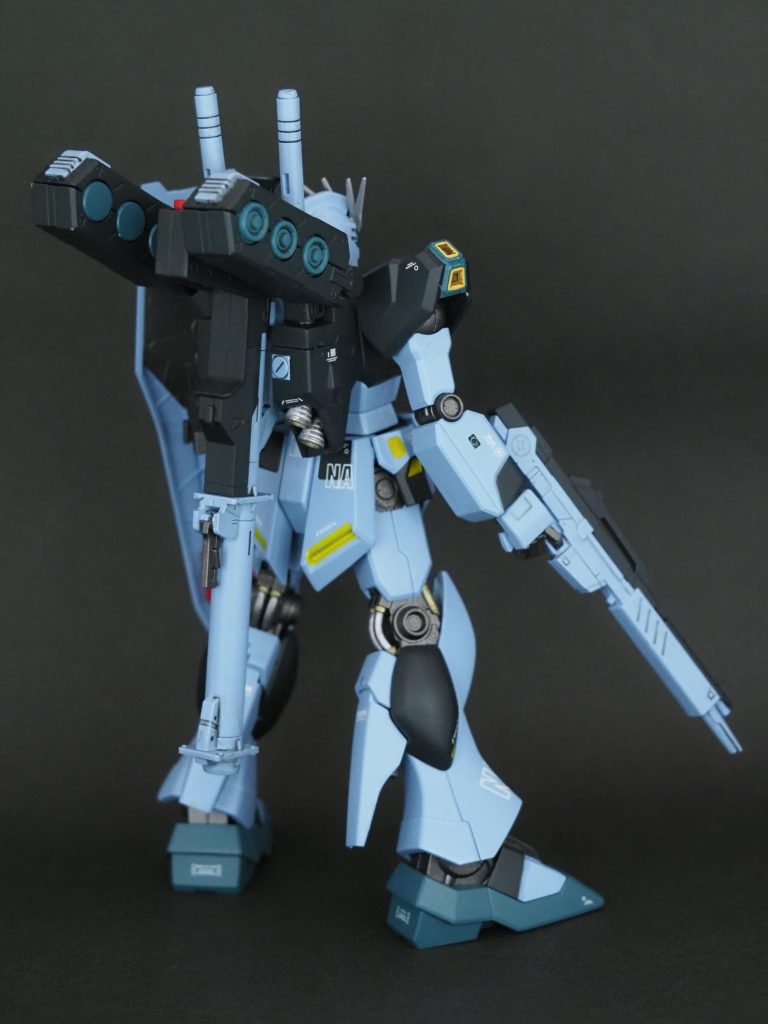 バックパックにビルダーパーツのファンネルを追加しています。ハイパービームサーベルはZZが売ってなかったのでMGのRX78のものを使いました。