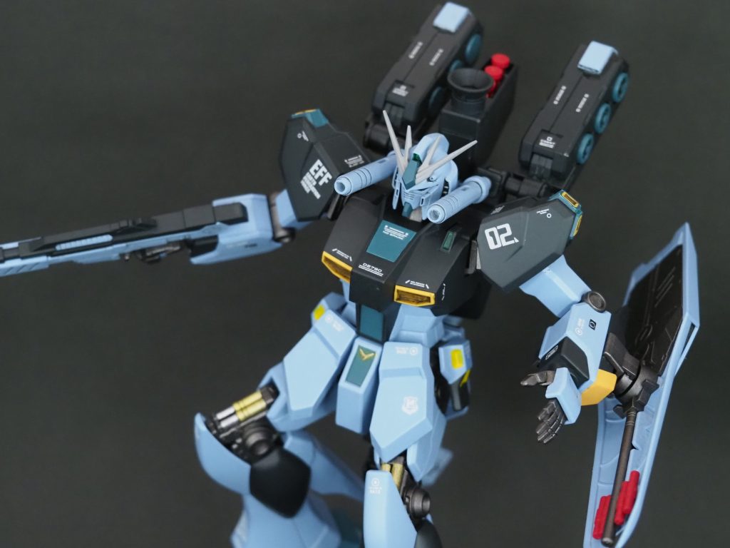 ビームキャノンは前に倒して構えられます。