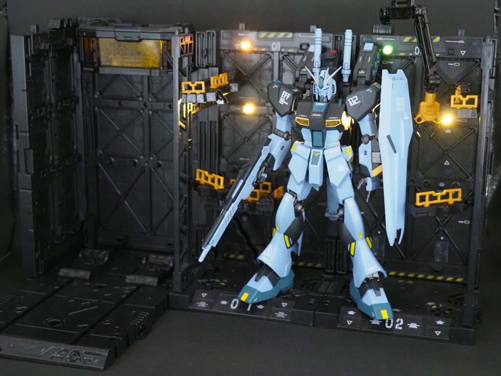 最近アーマードコアごっこの必需品になっている山田化学さんの連結ディスプレイベースと組み合わせて。LEDで電飾追加してます。