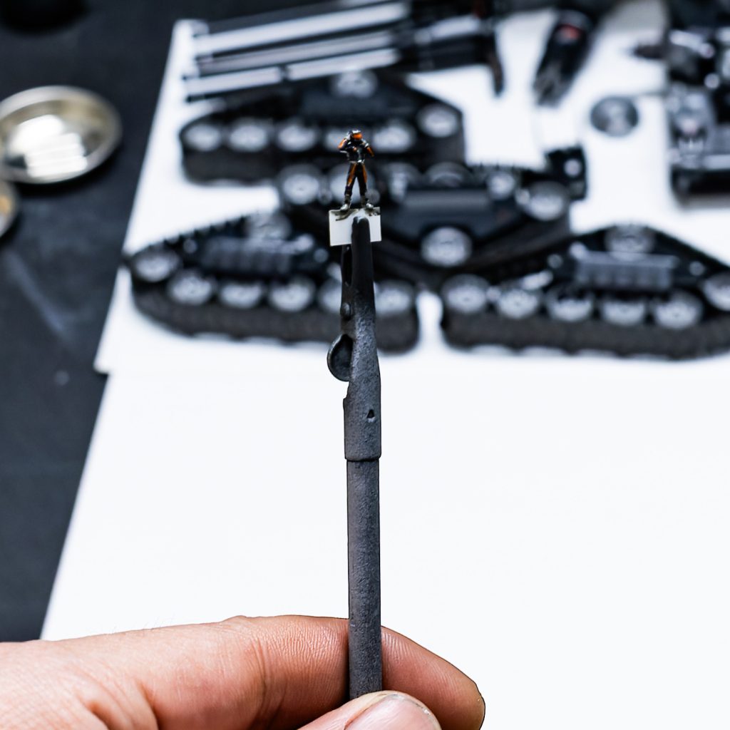 1/144スケールのパイロットも頑張って塗り分けしてみました。