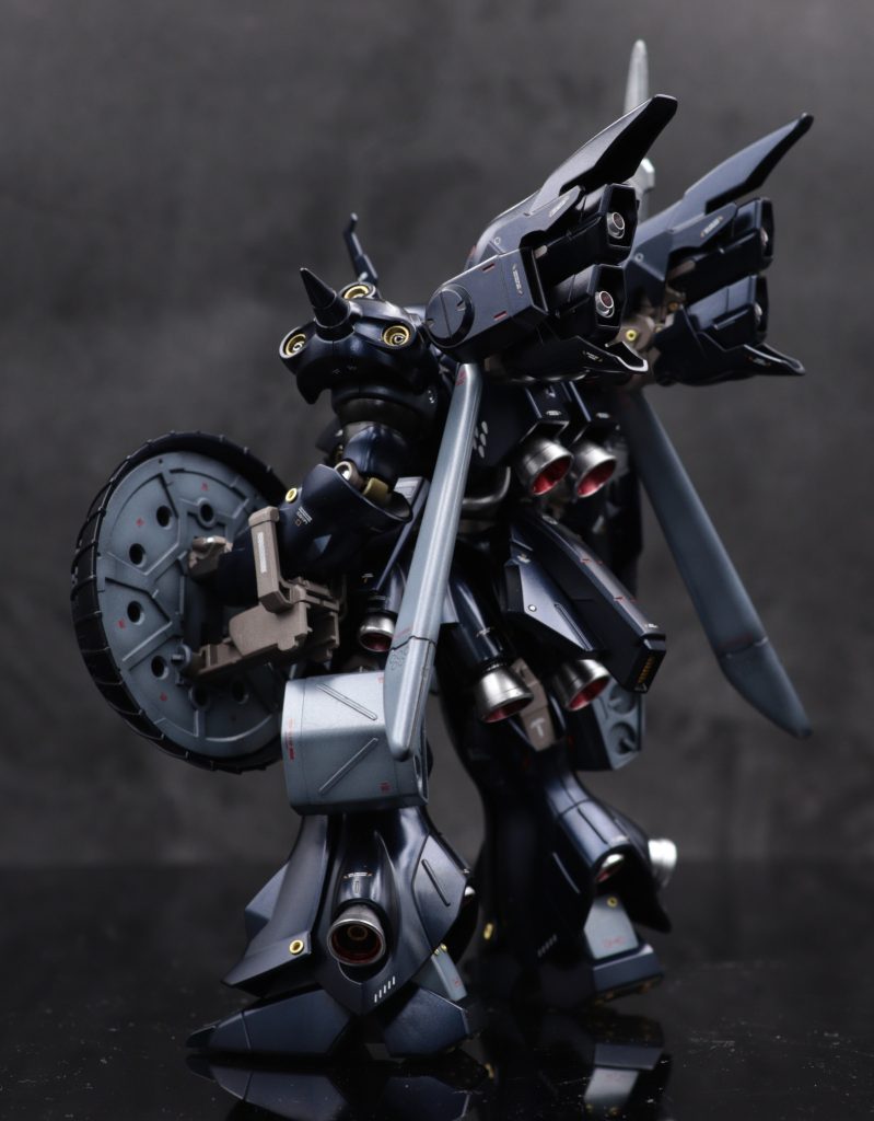 イメージとしてはイフリート改やシナンジュを参考にしました。結果黒騎士のような感じになりました。