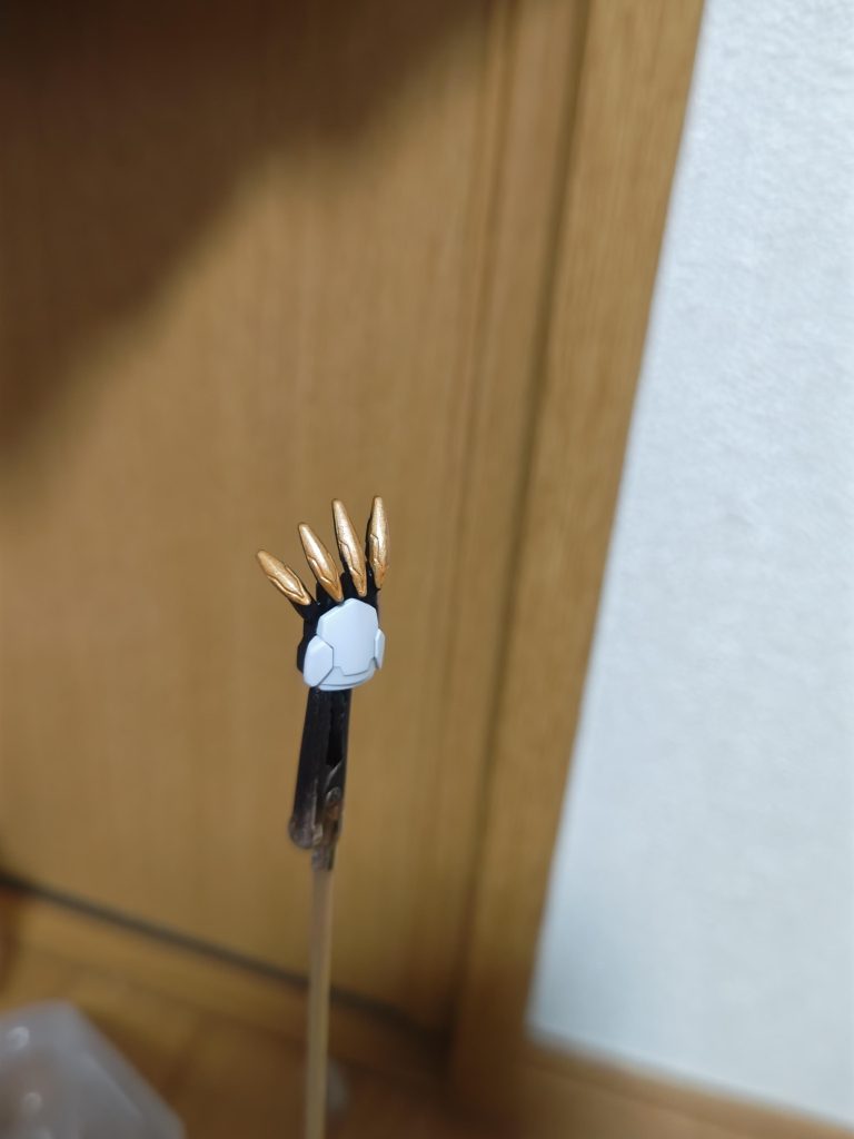 蛍光オレンジとゴールドで調色。