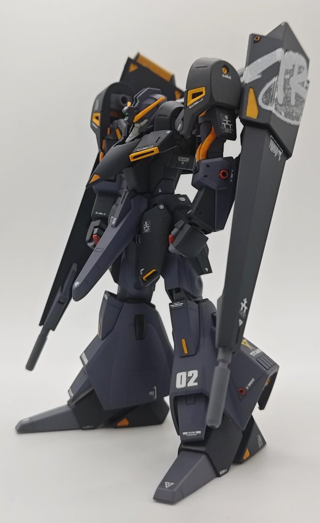 今回はウェザリングなしで完成しました。やっぱ一機目はきれいに作りたいです。TRステッカーがほんと悩んだんですが、機体同梱のシール使いました。肉眼で見るとそこまでじゃないんですけど、弱光で撮影しているので見事におかしなことになってしまいました。腕部、バインダー部、脚部に補助スラスターを組み込んでいます。