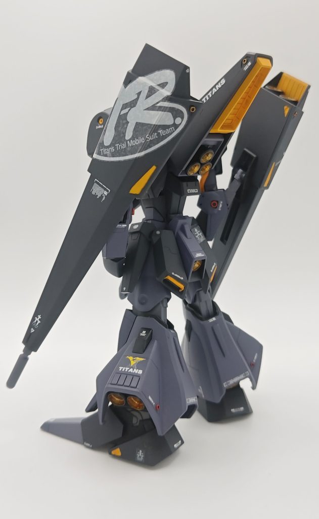 わかりにくいですが・・・脚部スラスターが装甲で隠れているデザインでしたのでしっかり見えるように開けました。スラスターはメタリック仕様にしてアクセントにしています。