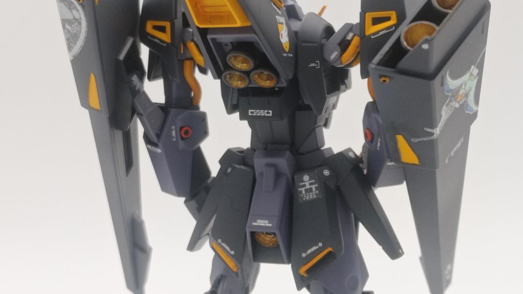 腰部スカート部分にKOTOBUKIYA様から出ているMSGパーツを仕込んでいます。その裏からプラ板で肉抜き部を埋めているのですり合わせが大変でした。（そして出来上がりは稚拙）モデラーさんのように精密に作るのがまだできないです。