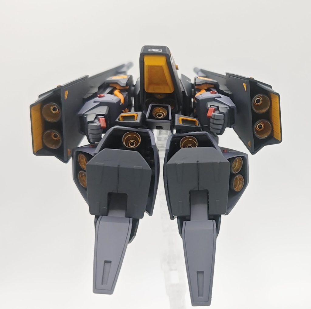 整っていない写真ですが、スラスター部は連結されているので、切り離して情報量上げています。でも元の場所に戻っているか不明です。脚部のスカート加工はこっちのほうが見やすいかも？？？