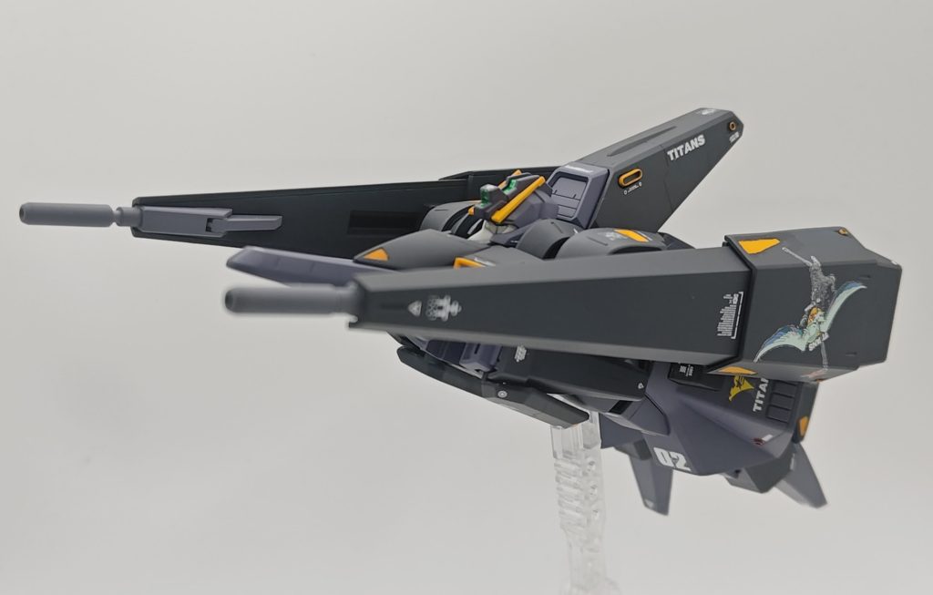 可変状態です。塗装後に変形はめちゃ恐怖です。（二度とやらないです）特に変形後のことは考えないで制作しましたが、かっこよく仕上がってよかったです。