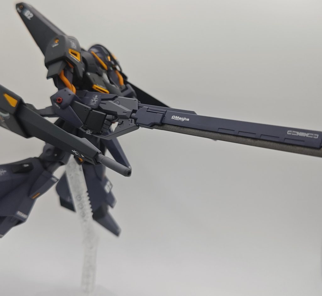 武装にもすこしアクセントでコーションいれています。ブレード部はメタル色におきかえています。