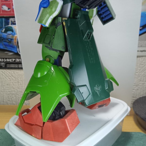 みなさんガンプラ楽しんでますか骨（こつ）はちょっとずつコツコツと作業を進めております（笑）ザクIIIの足首の形が好きじゃないのでサザビーの足首を移植したのですがそのまま使ったのではサザビー感が出てしまうし、ザクIII本体に馴染まないのではと思いサザビーの足首をちょっとイジってザクIIIの足に近づくようにしてやりましたなんか本末転倒なような気もしますが自分的にはお気に入りです写真の足首比較写真は左が加工前で右が加工後です足首関節が丸出しになってるので“小学生のズボンの裾の丈が短くなった“スネの裾丈を伸ばす加工を検討中ですバックパックはサザビーのバックパックを幅詰めして取り付けてありますが、上半分をどうゆー形にするかずーっと悩んでます（笑）（1枚目）