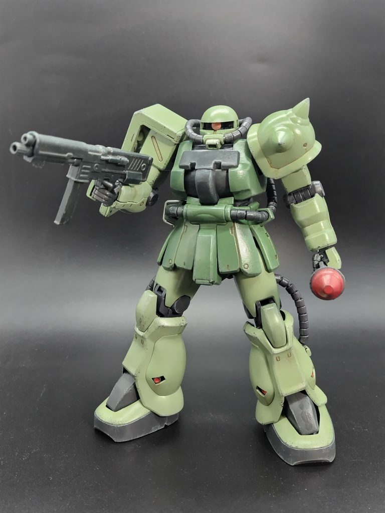 たいしたポーズもとれない昔のMGです。ひざ周りのデザインは設定画に寄せるとHGの方が正解なんでしょう。折角の二重関節も隠れてしまってます。(HGはどうなんだ?)肩アーマーのトゲあたりちょっこ手を入れたらさらに良いのでしょうね。