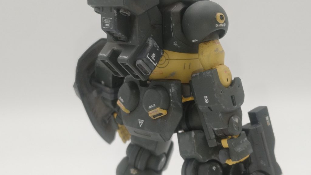 バックパックはメイン開口部に穴あけして裏からパーツ貼りと左右スラスターの追加、上部補助スラスターを取り付けています。今回もKOTOBUKIYAさんのものを使用しました。