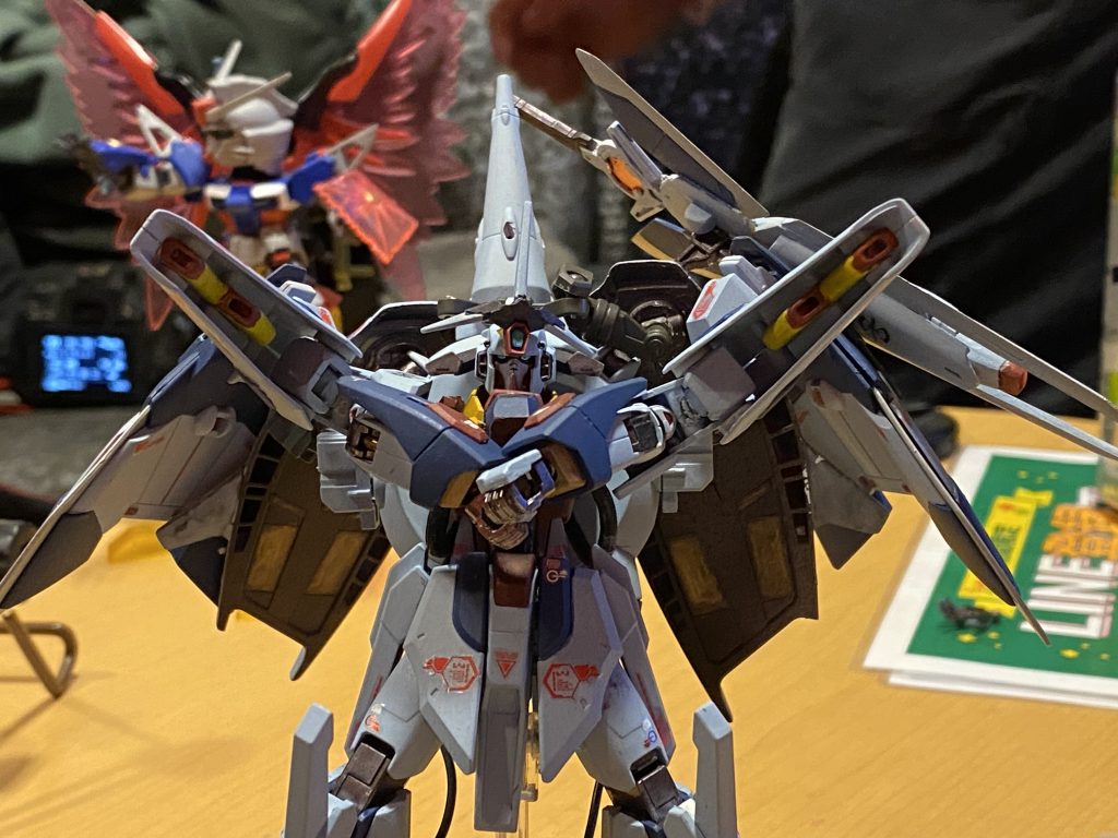 （オフ会に持ち寄ったので他の方の作例が写っちゃってますが）レイグナム連装ビーム砲。ゴッドみたいに腕を組んで展開するイメージです。「フルドレスってまぶしいんだから！」