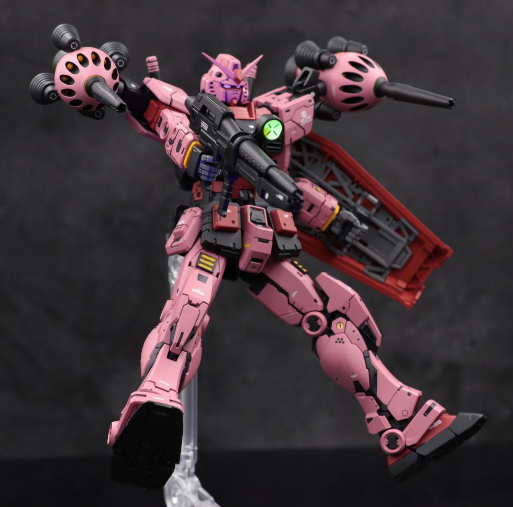 肩にビットラックを増設。ビット＆ビームライフル攻撃。ビームライフルも銃身の形状を変更。 