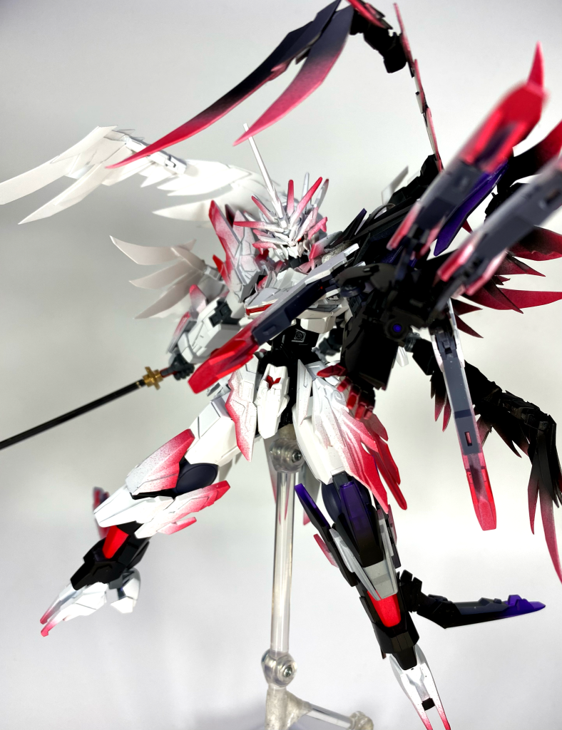 左腕に付いてるのは【シールド・クロー・ビームライフル】という設定の武装です