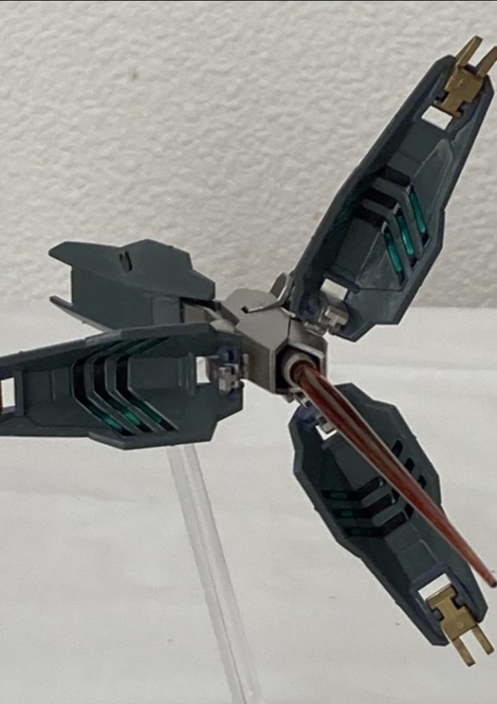 SEED世界で言うところの赤ビが撃てます三枚のシールドアームを展開させることでフォビドゥンのようなビームの曲射が可能です