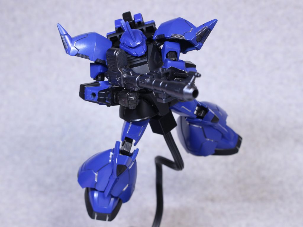 塗装はサフ吹かずにそのまま塗装、その後筆でガンメタやシルバーを部分塗装してエナメルでスミ入れしています。やはりこのハイディテールは塗装するのが楽しいですね。シールドは商品そのままの状態で未塗装(元々塗装済)、専用機だろうとシールドは消耗品だろうから量産機と同一品という解釈と本体がブルーとブラックなのでシールドに差し色のイエローが欲しいっていう理由です。付属のライフルとバズーカがバックパックにマウントできる嬉しい仕様なのでそれらをバックパックにマウントさせて過去弾のザクⅡ改からMMPマシンガンを拝借して持たせるよくばり仕様です。規格がある程度共通なのでこういった流用やカスタマイズも出来るのが良いですね。MMPマシンガンを持たせるとちょっとゲルググMみもある。