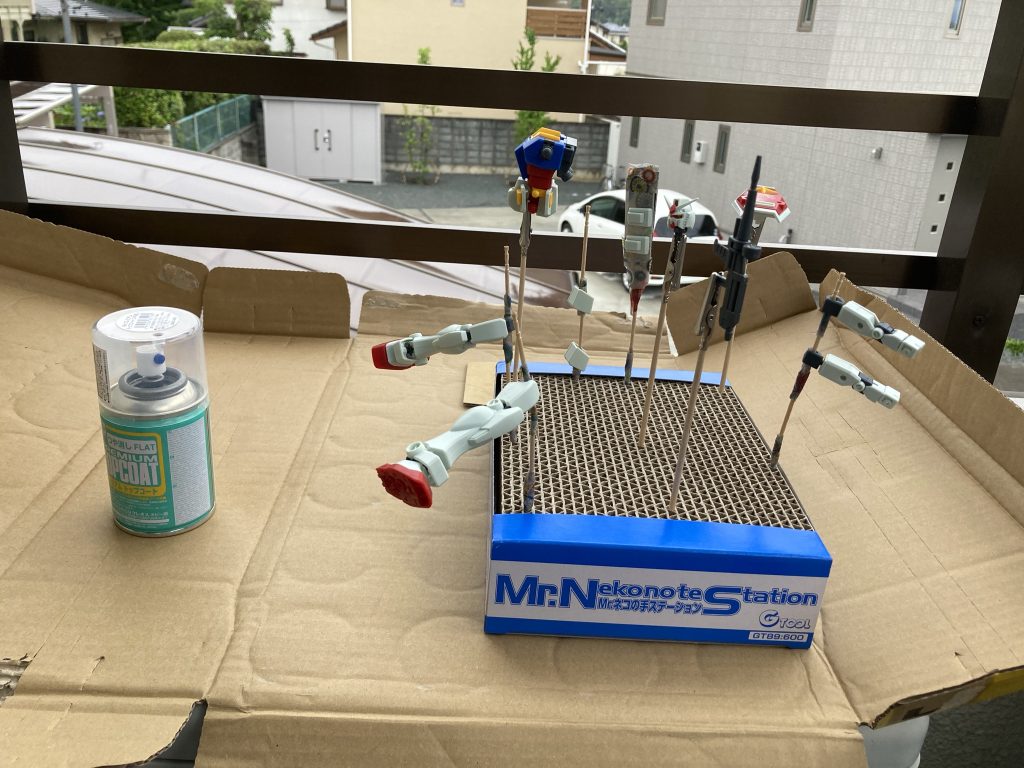 なにより最も驚かされたのがトップコートと言う昔は存在しなかった便利道具!これを吹くだけでバッチリ塗装したような質感になることに驚愕しました!