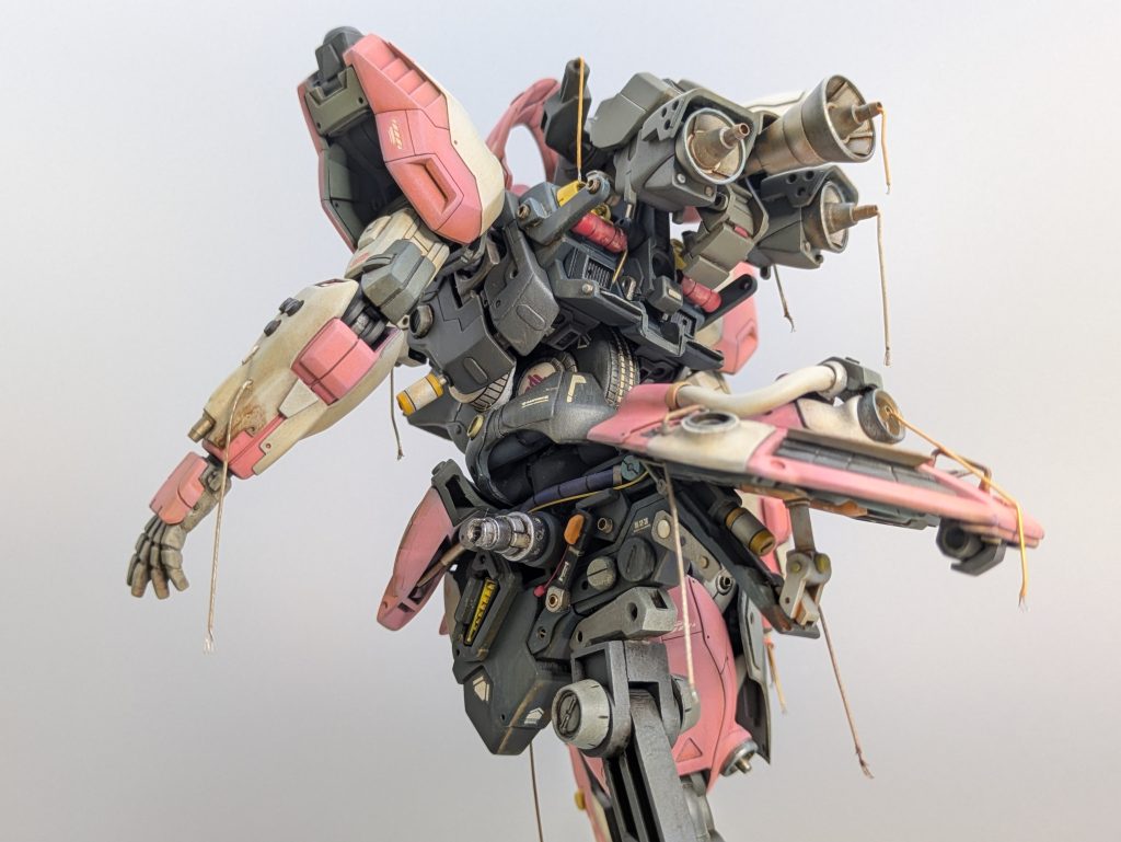 出来る限りのディテールを盛り込んでみました。垂れ下がってるケーブルはMSの配線では無く、ハンガーからMSへ伸びるケーブルが切れたイメージです。分かりづらいですね。