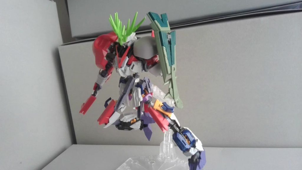 UGP-Ω-01/ ガンダムリメンダー(現地改修仕様)戦闘によって頭部、左腕部が破壊されたリメンダーをあるもので修復した機体。頭部を予備のツインアイ仕様に切り替え、左腕は四連マイクロミサイルとなっており、肩にウォーリア・アーマーを装備している。胴体にはワーブライトンアーマーを、右肩にもあーまが装着されている。