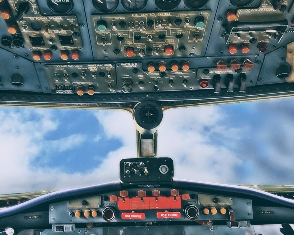 「近い…、ここまで煙が来ている…」レーチェル・ミルスティーンは輸送シャトルのコクピットから外の様子を伺う。基地内の各所で火と煙が上がる中、シャトルの前を3機のMSがブースターを吹かしマスドライバーを飛び越えて行った。「中尉?シートに座ってベルトを装着してください」シャトルの機長はレーチェルに促す。「そこのMS聞こえますか?」「ちょっと勝手に取らんでくださいっ!」レーチェルは機長の声には耳を傾けず、予備のインカムを取ると、地球連邦軍の共通周波数で通信する。「こちらジムコマンドのルース・カッセルです。今度はどちら様です?」「こちらは輸送シャトルのレーチェル・ミルスティーンです」「ミルスティーン…、何処の所属ですか?」基地内では聞き慣れない名前にルースは聞く。「コーウェン准将直属の輸送部隊の者です」「ああ、それで…、要件は何か?」「このシャトルの積荷は地球連邦軍においてAAAランクの重要案件です。何としても死守しなくてはなりません」「知ってますよ。虎の子のMSだって事は。俺達はテストパイロットですから」「シャトルとマスドライバーは絶対に守ってください。積載されているMSは今後の戦局を左右する重要な機体です」「まあ、あれは確かに重要ではありますが…」ルースは積載されているMSについてはある程度の情報は知っているが、レーチェルの物言いに少し違和感を感じた。「そんなのは百も承知だよ!」無線に入ってきたのはライラだ。「その機体は私がクリスと一緒に作ったんだ」「貴方は?」レーチェルが聞く。「ライラ・ミラ・ライラだ。その機体、『ZERO』のテストパイロットさ!」「なら、事の重要性は分かりますね?」「言われるまでもないさね!何としても守ってやる!」ライラはそう言うと一旦無線を切った。(…どういう事だ?)ルースは2人のやり取りを気にしつつも迎撃に急いだ。