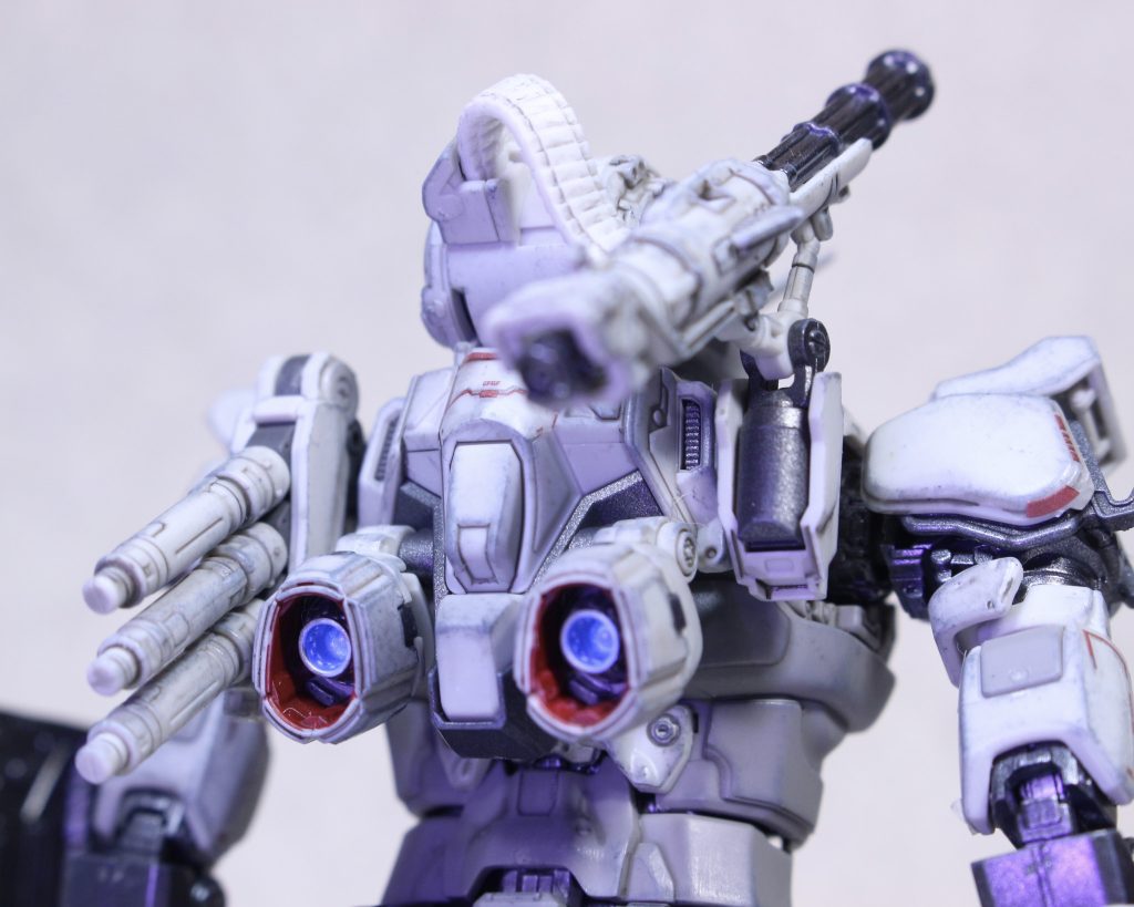 背面スラスター内をシルバーとレッドで塗り分け。ここも蛍光塗料で光ります。ハイディテールなキットなので部分塗装してやると一気に映えますね。 なかなか買えなかったので家に余ってた他キットのビームサーベルでグラデーションだけ練習したり蛍光塗料の実験に宇宙戦艦ヤマトプラモの波動砲等を光らせたりしてました。その甲斐あってかやりたかった事がスムーズにできたので結果オーライ? 本当は電飾でやりたいのですが流石にこのサイズと可動ギミックの中に電飾仕込むのはまだちょっと厳しいかな…電飾もヤマトプラモでちょいちょい試してはいるんですが。2個目のEXが買えたらトリコロールだったり自分の好きなG3ガンダムカラーやプロトタイプガンダムカラーなんかで塗装したいですね。あとは最近流行りの赤いやつもいいかも…