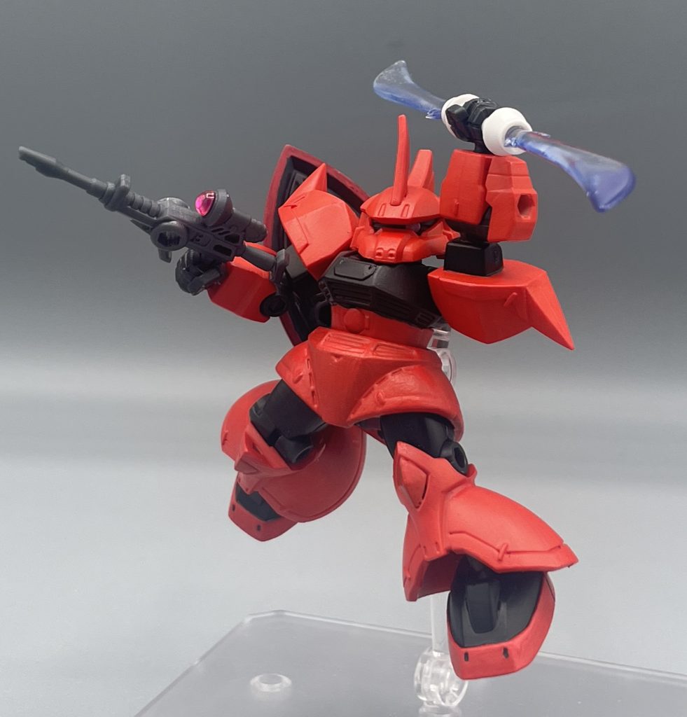 ビームナギナタ!! アンサンブル28弾(武器セット)に付属するナギナタは、なぜか柄の色がホワイトで成形されています。シャア専用ゲルググ・量産型ゲルググ用のナギナタの柄は、黄色に塗りなおしました。しかし・・・ ジョニゲル用の柄はホワイトのままにしました。真紅の機体とのコントラストがカッコいいかなと思います。ビーム刃は透明クリアでしたのでスモークブルーで塗装しております。