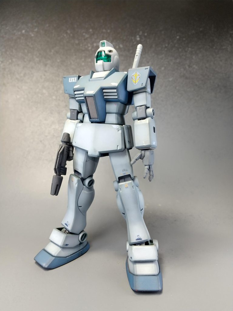 ずいぶん昔に完成させたプラモを発掘。グラデーション塗装(マックス塗り)の練習で作った無改造のジム。