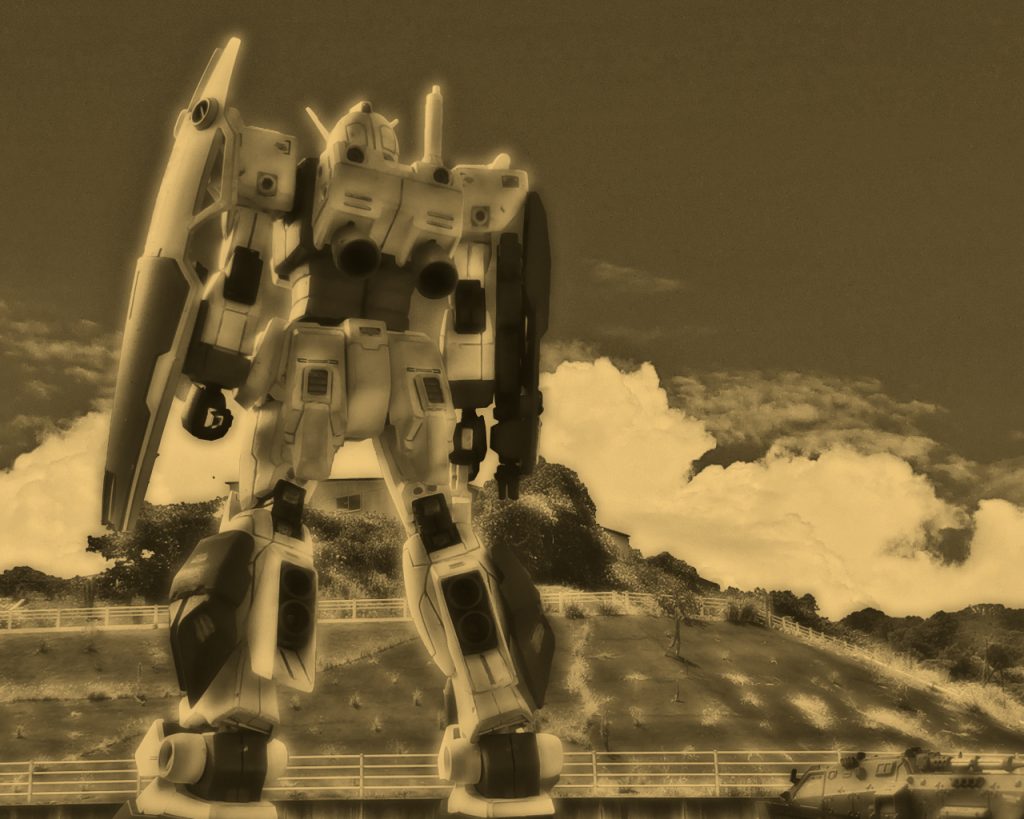 UC:0079、11月某日オーガスタ基地MS演習場「明日、何時にここを出るんだい?」ライラはホバートラックの上で寝そべりながら尋ねる。「多分5:00頃、夜明け前のミデアかな」そう答えたのは同じ女性士官のクリスチーナ・マッケンジーだ。ホバートラックの中から出てくると、ハッチ入口に肘をついて上半身だけ乗り出した。「そうか…、この機体も何とか形にはなったね」「ライラのお陰よ。改めてお礼を言うわ」「よしてよ、水くさい」ライラは少し恥ずかしそうに視線を逸らすと、1機のMSを見上げた。「貴方と私でこの子を育てのよ…」クリスも同じ様にMSを見上げた。「この子って…。やっぱアンタって変わってるわね」「そうかしら?」「ただのMSでしょ?教育型コンピューターに覚えさせてはいるけど、モーションプログラムを記憶させているだけで育てるのも何もないじゃない?」「私はそうは思わないかな…」クリスは笑って見せる。「言葉じゃ上手く言えないけど、何だか母性が芽生えたっていうのかな?」「母性ねぇ…」「自分の手で育てて、この子が成長していくのを見ていると、何だかそんな気分になるの」「頭が良すぎて周りには理解されないんじゃない?」クリスは連邦宇宙軍士官学校入学後、首席で卒業しており、地球連邦軍の中でも才色兼備という言葉がまさに似合っていた。「まあ、浮いてるときもあったかな…」クリスは軽く舌を出して照れた。「…別に褒めてないわよ」ライラも少し呆れて答える。「『ゼロ』ができたんだから、きっと『アレックス』も良い機体になるわ。」「そっちが本命なんだろ?アレックスの方が」「そんな事…。ゼロが無ければアレックスも生まれなかったわ。ゼロとアレックスは兄弟みたいなものだから」「そうなのかい?」「それに私1人では完成しなかったと思う。ライラの操縦は荒々しさもあるけど、特性を踏まえて動かしていたし、ゼロもそれに応えていた」「…それは褒めているの?」ライラは奥歯に物が挟まったように複雑な顔をした。「もちろんっ!だからライラには感謝しているし!…MSは確かにただの兵器よ…、でもアレックスやこの機体が戦争を終わらせる鍵になればって思うの」「………」(戦争を終わらせるか……、頭の中がお花畑みたいだね……。でもアンタのそんなところ、嫌いじゃないよ…)「ゼロは地球連邦軍MSの中でも間違いなく最高クラスの機体よ。でも強すぎるが故に振り回されてはいけない…。使う人間の心が試される」「…心?」「ニュータイプ専用機っていうのは、ただ機体反応速度が速かったり強力な武器を搭載しているってことじゃないの…」「どういう意味だい?」「言った通りよ…。心…、信じる力…、他者(ヒト)を理解すること……かな?」