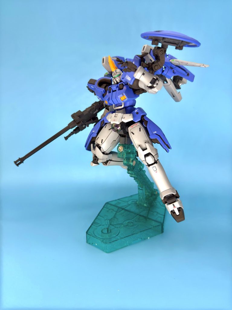 本来の青より淡い青でカラーリングしましたが、自分の脳内のトールギスⅡが再現できたと思います。ご覧いただきありがとうございました(gundam-kao2)